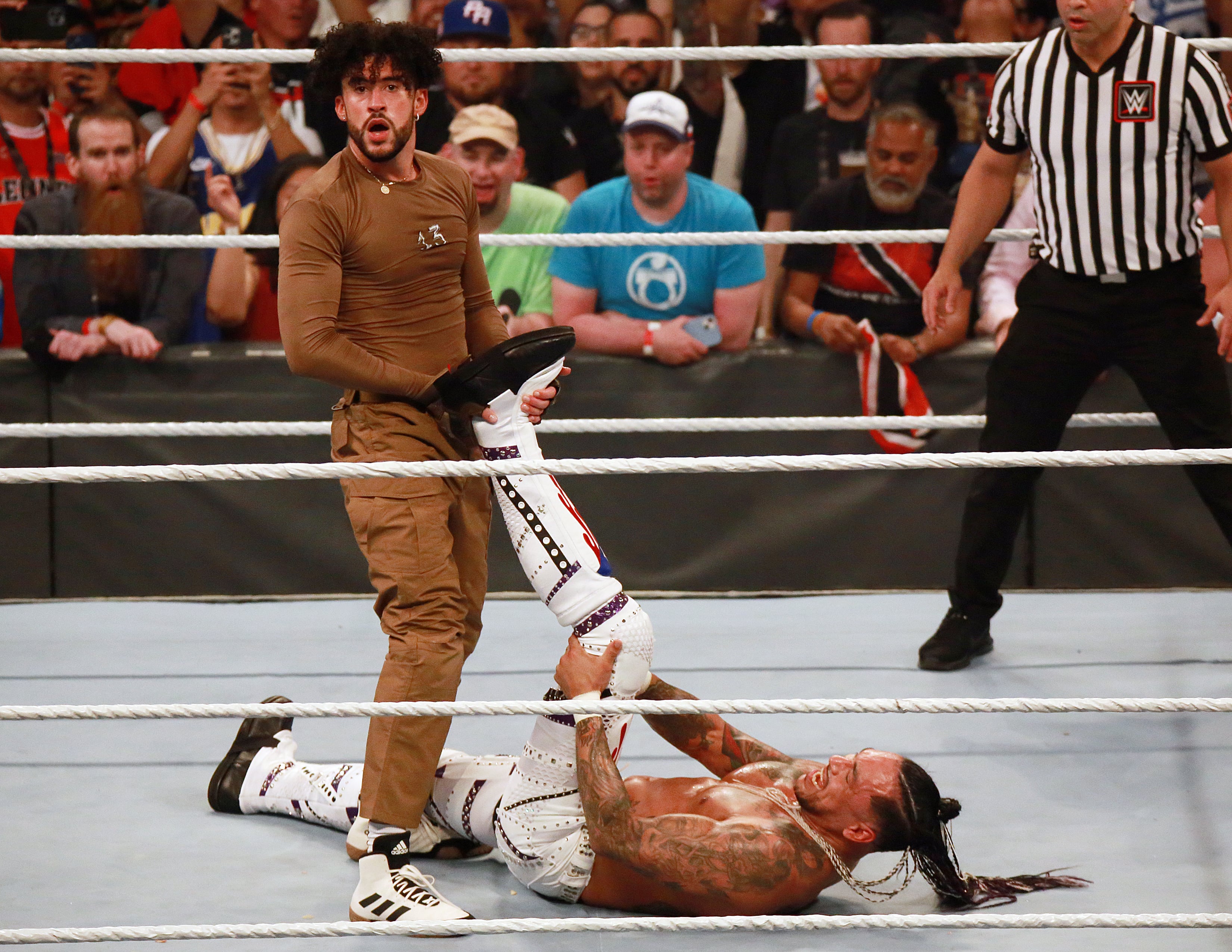 Bad Bunny en el ring de un evento de la WWE