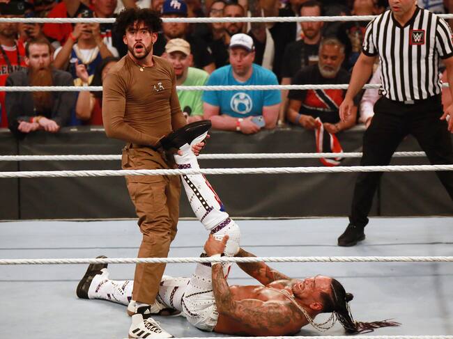 Bad Bunny en el ring de un evento de la WWE