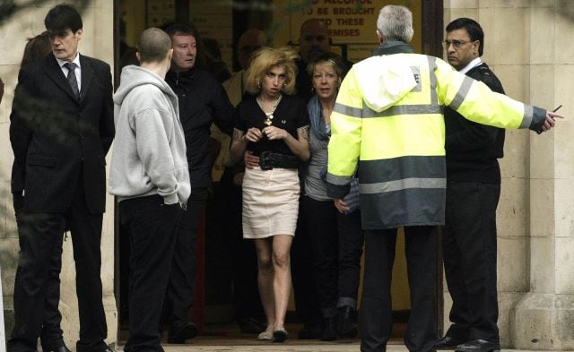 Amy Winehouse salido de los juzgados durante un juicio contra su marido, Blake Fielder-Civil en enero 2008.