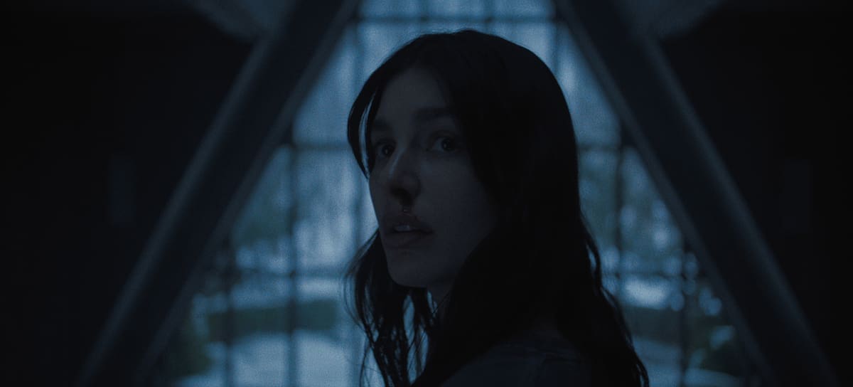 Camila Morrone en 'Algo terrible está a punto de suceder'