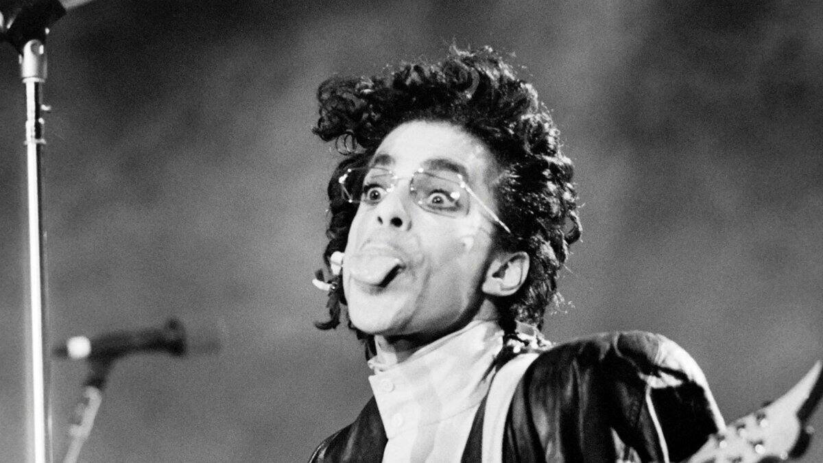 Prince tocó la guitarra para la canción de Madonna “Like a Prayer”. Según el co-escritor de la pieza, Patrick Leonard, la mayoría del material grabado no fue utilizado para la versión final.
