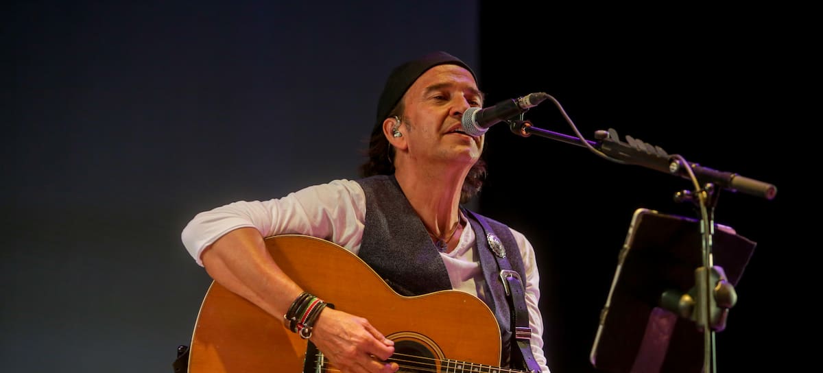Álvaro Urquijo durante un concierto de Los Secretos en Madrid, el 7 de julio de 2020.
