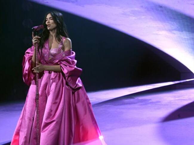 Dua Lipa durante su actuación en los Grammy 2021.