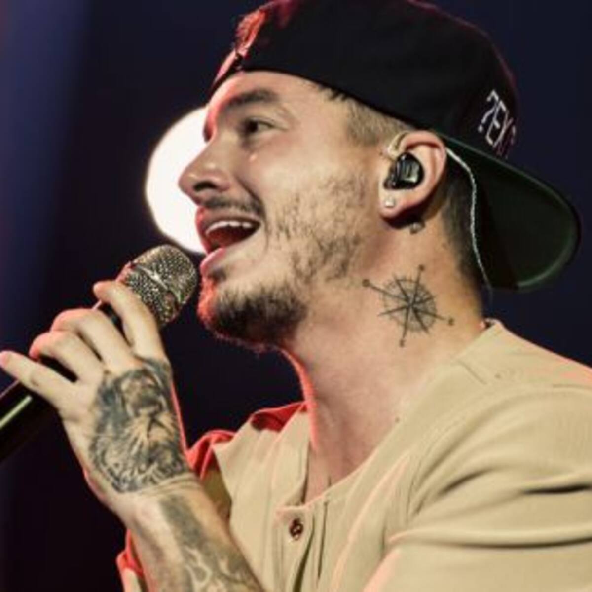 Un tropezón fue caída: J Balvin terminó en el piso
