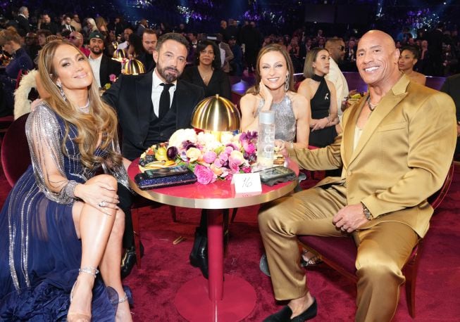 Jennifer Lopez, Ben Affleck, Lauren Hashian, and Dwayne Johnson en los Premios Grammy 2023.