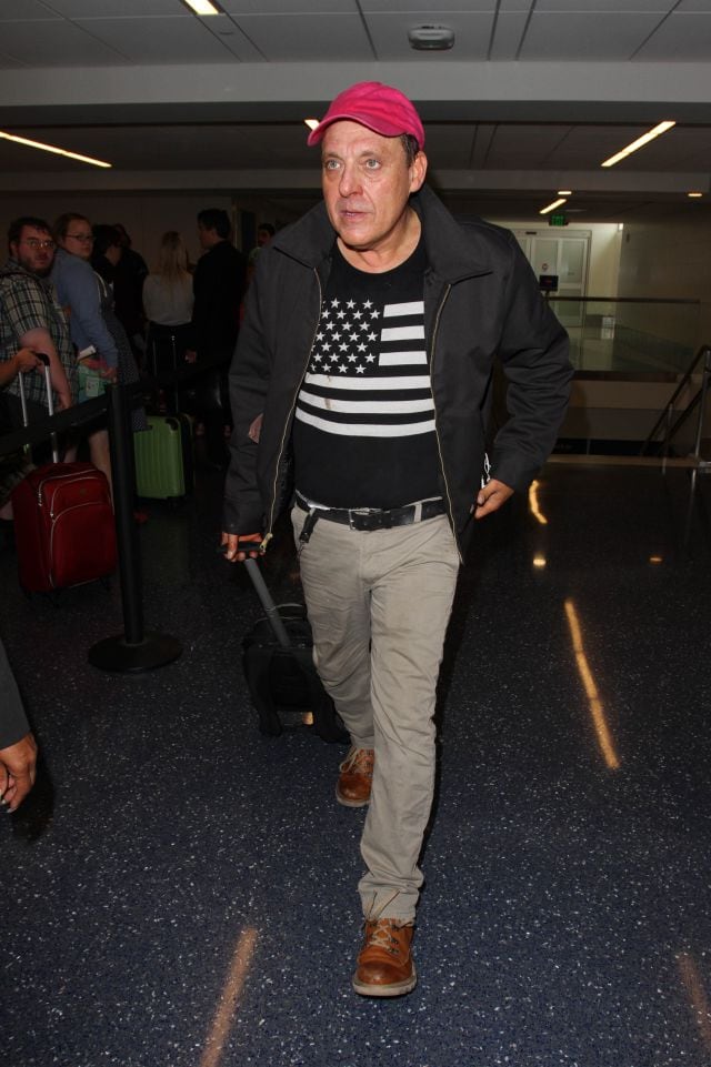 El actor Tom Sizemore es cazado por los paparazzis en el aeropuerto de Los Ángeles en julio de 2016