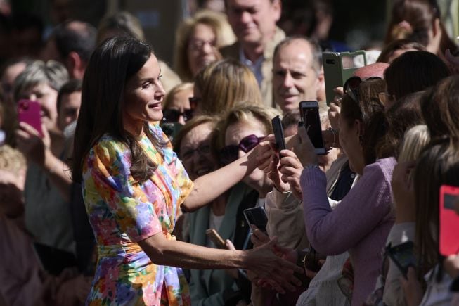 La Reina Letizia saludando a los fans.