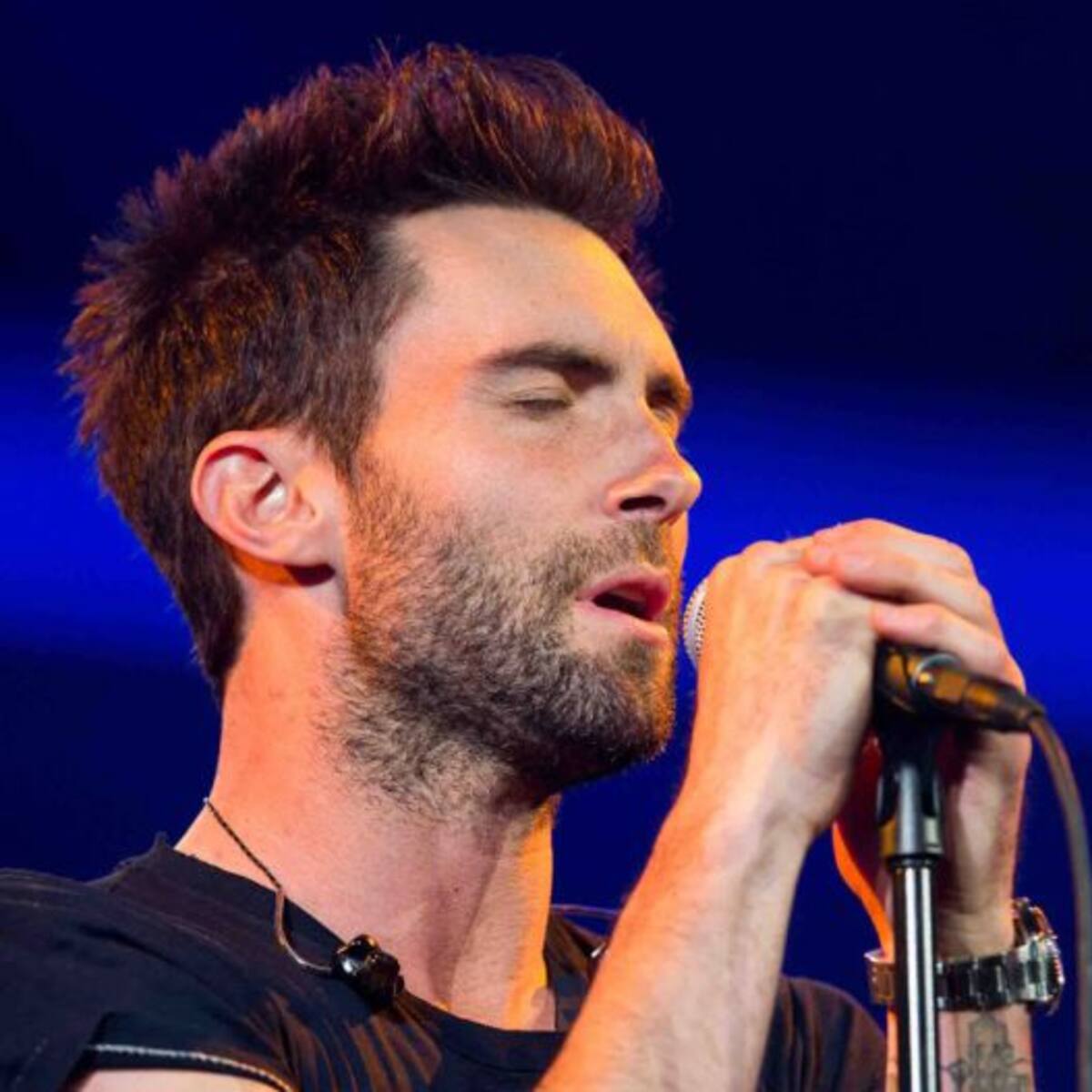 Adam Levine atacado por una fan en pleno concierto!