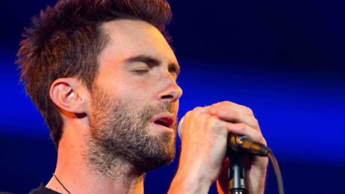 Adam Levine atacado por una fan en pleno concierto!