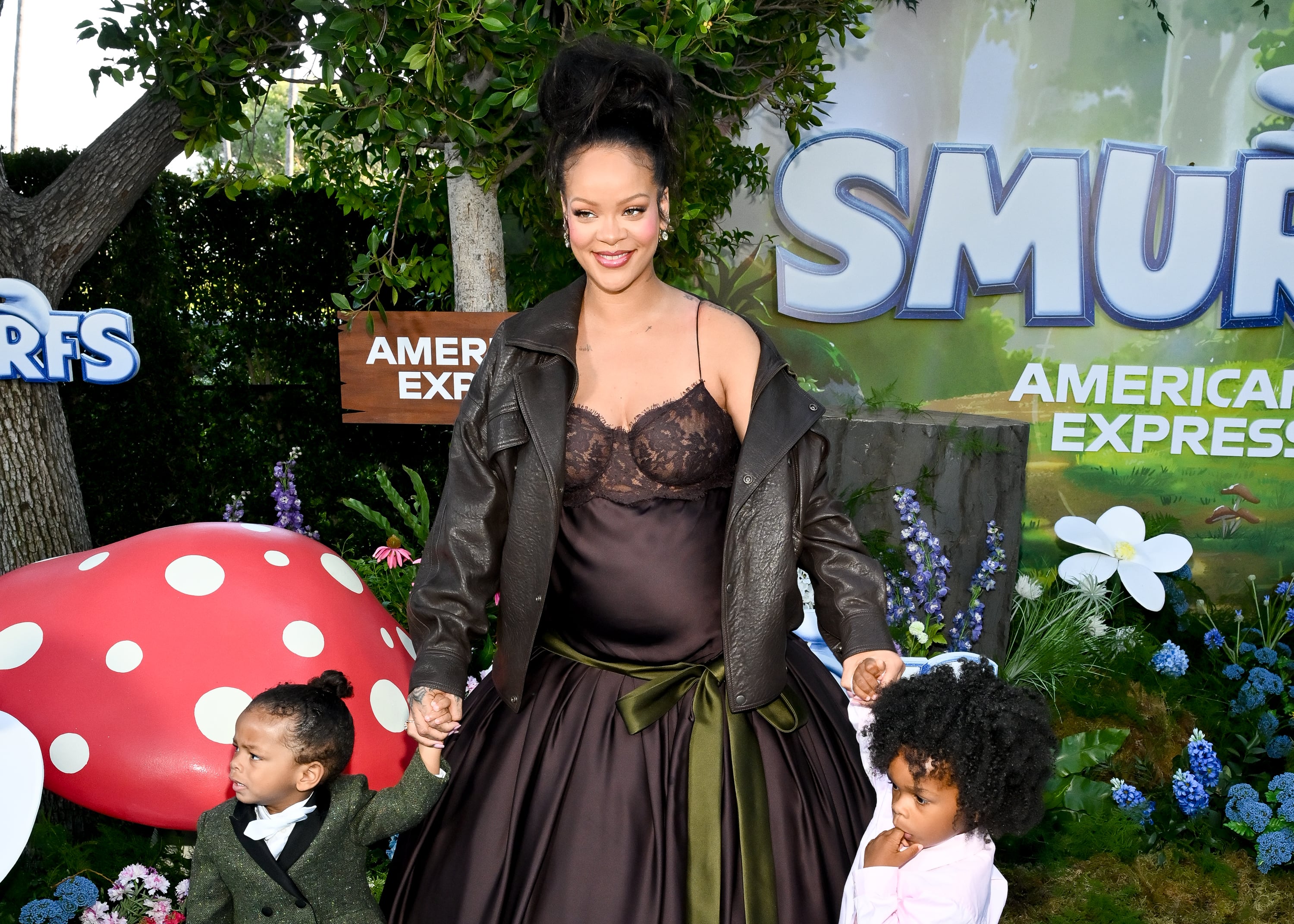 Rihanna con sus hijos Riot y RZA en la premiere de la película "Smurfs" en 2025 - Variety via Getty Images