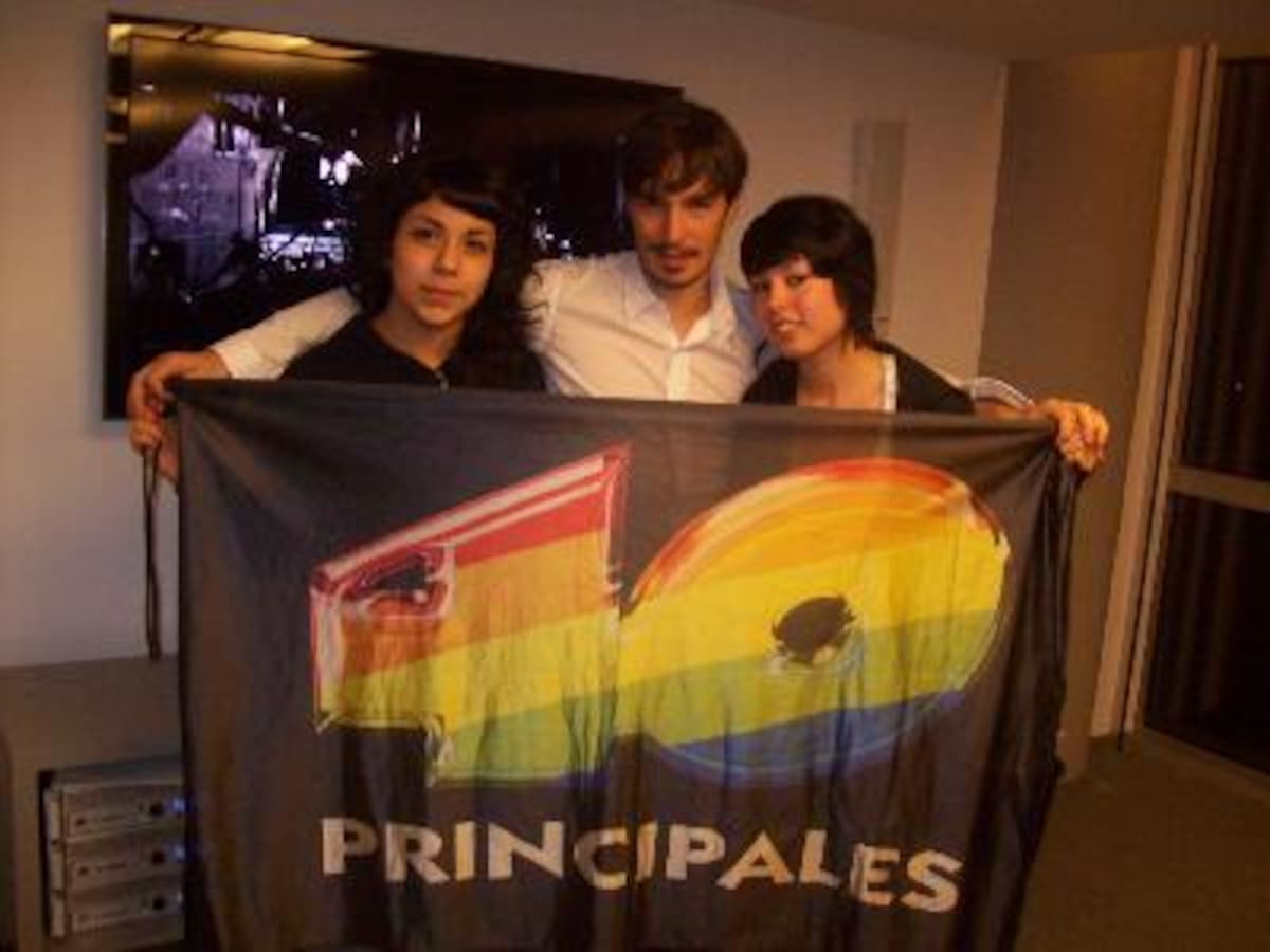 Emma presentó "amor loco" para los oyentes de 40 Principales
