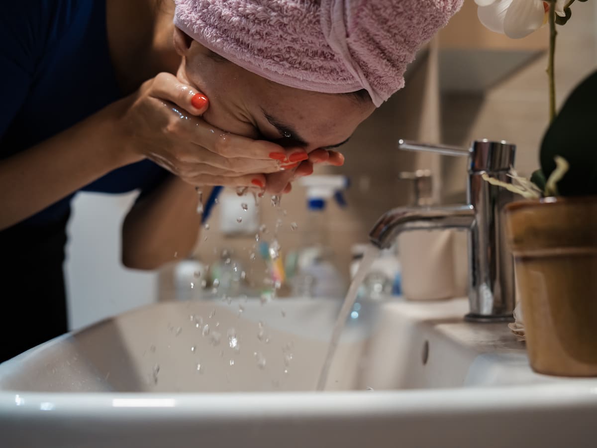 Rutina de skincare perfecta por la noche: los pasos para despertar con una piel más luminosa