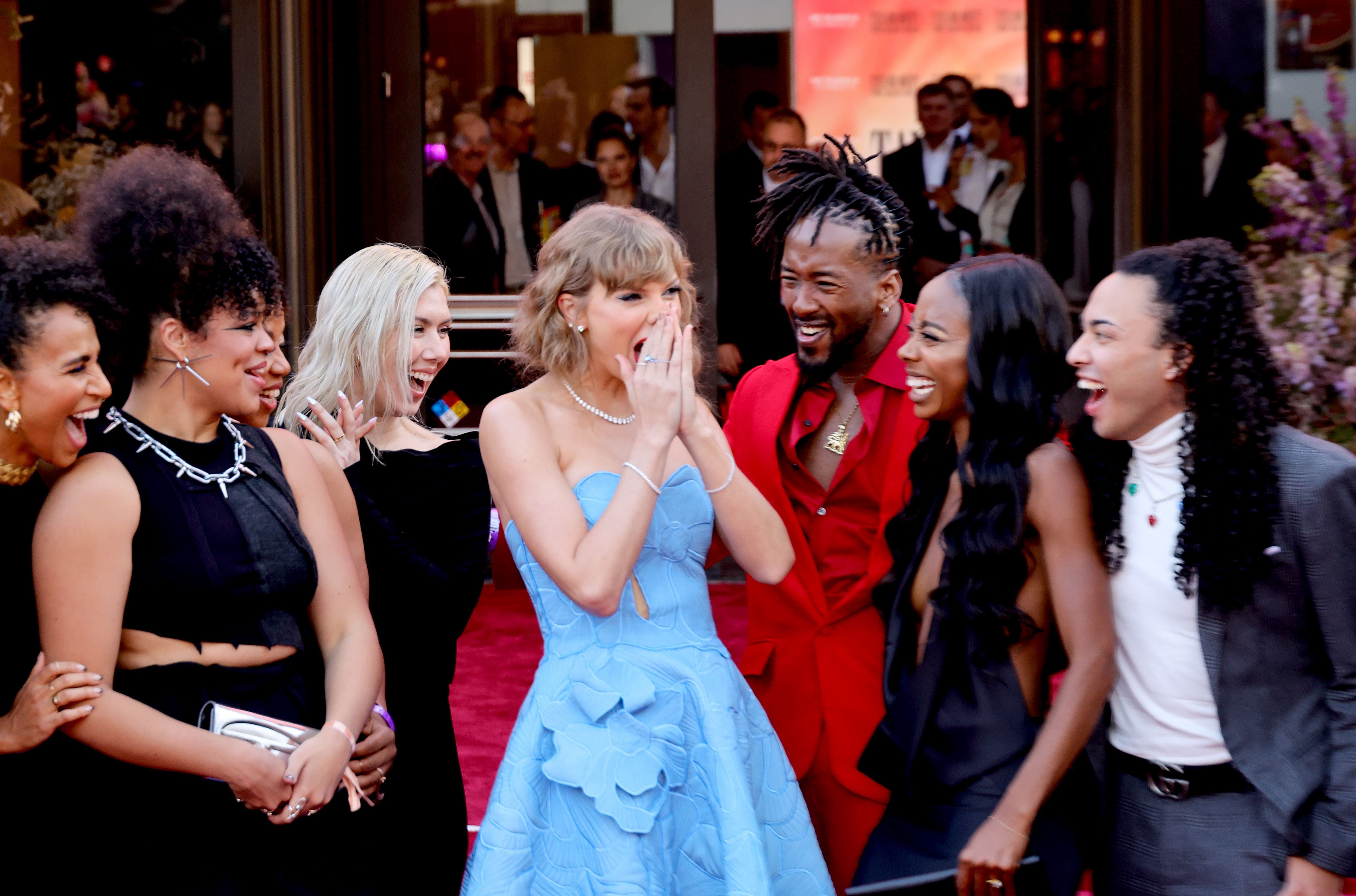 Taylor Swift, en la premiere de The Eras Tour concert film con su cuerpo de baile