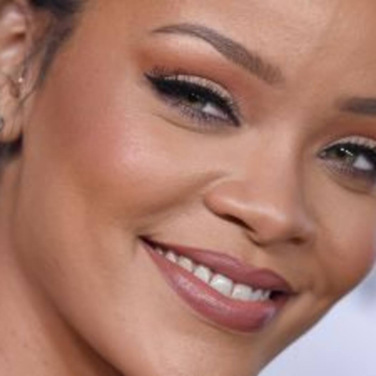 ¿Qué les parece Rihanna hablando en castellano?