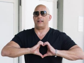 A Vin Diesel le pillan sin camiseta durante sus vacaciones en Italia y lo que se ve da para muchos memes