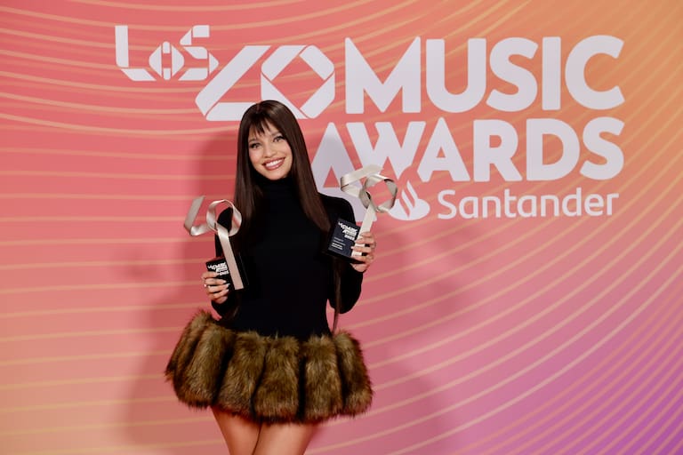 Poder argentino en estado puro: Emilia arrasa con dos premios, Mejor Artista o Grupo Latino y Mejor Canción Urbana. ¡Su ritmo no conoce límites!