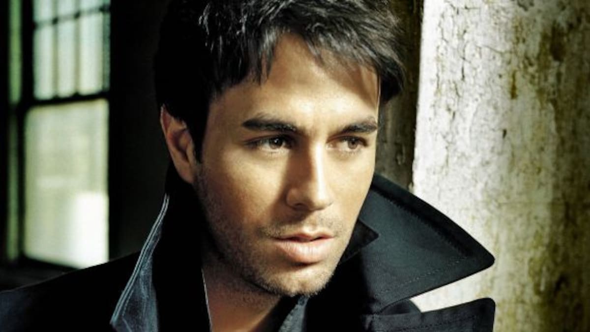 Enrique Iglesias rompe en llanto durante concierto