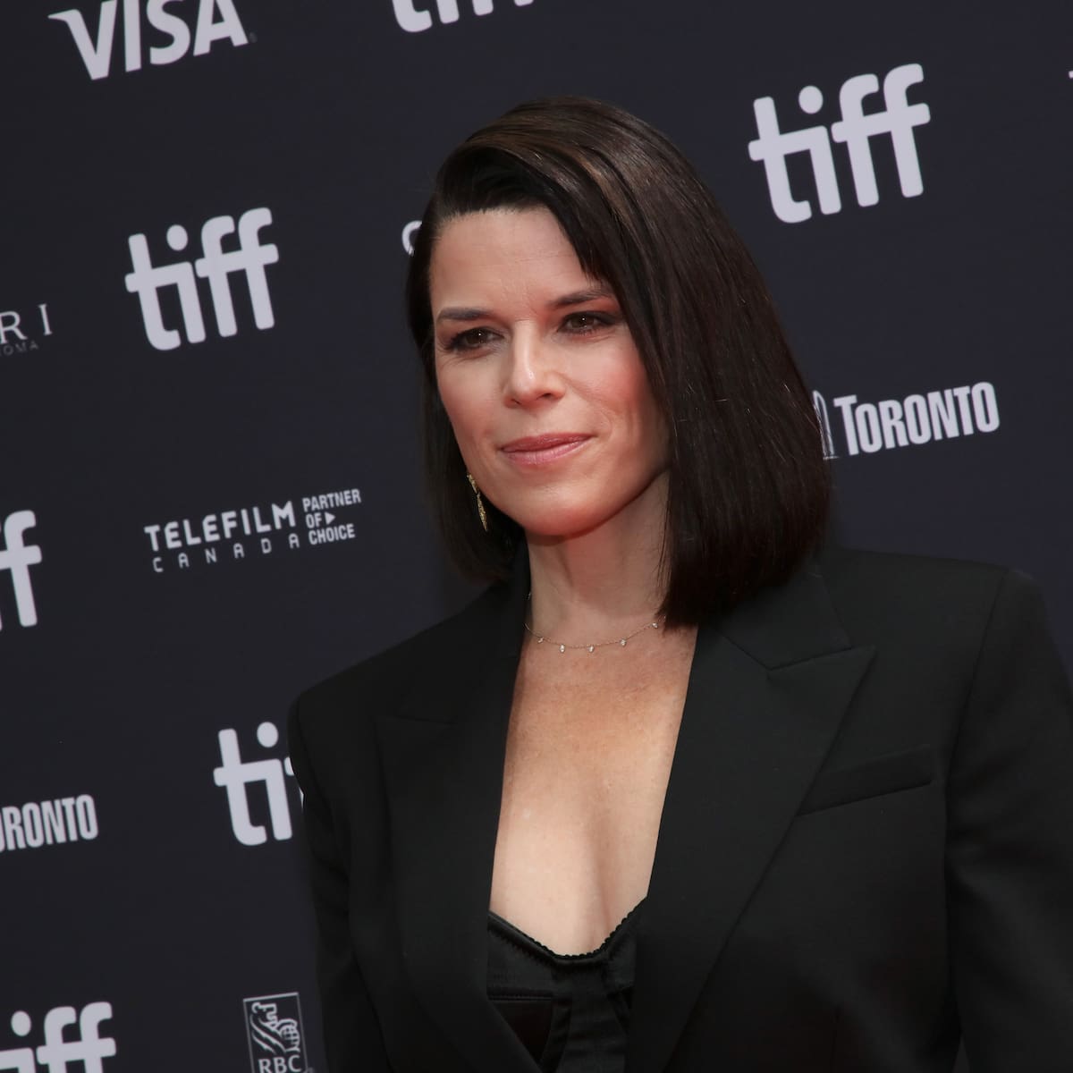 Neve Campbell será el plato fuerte de 'Scream VII' tras el despido de Melissa Barrera: "¡Sidney Prescott vuelve!"