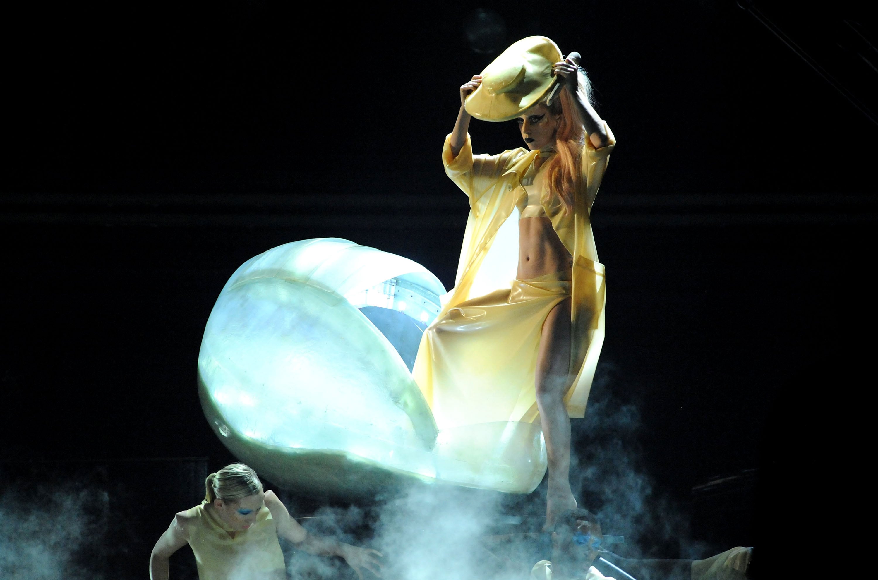 Lady Gaga acicalándose después de romper el cascarón para cantar &#039;Born This Way&#039; en los Grammy de 2011. / Jeff Kravitz/FilmMagic