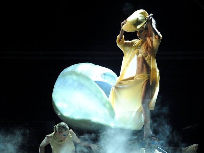 Lady Gaga acicalándose después de romper el cascarón para cantar 'Born This Way' en los Grammy de 2011. / Jeff Kravitz/FilmMagic