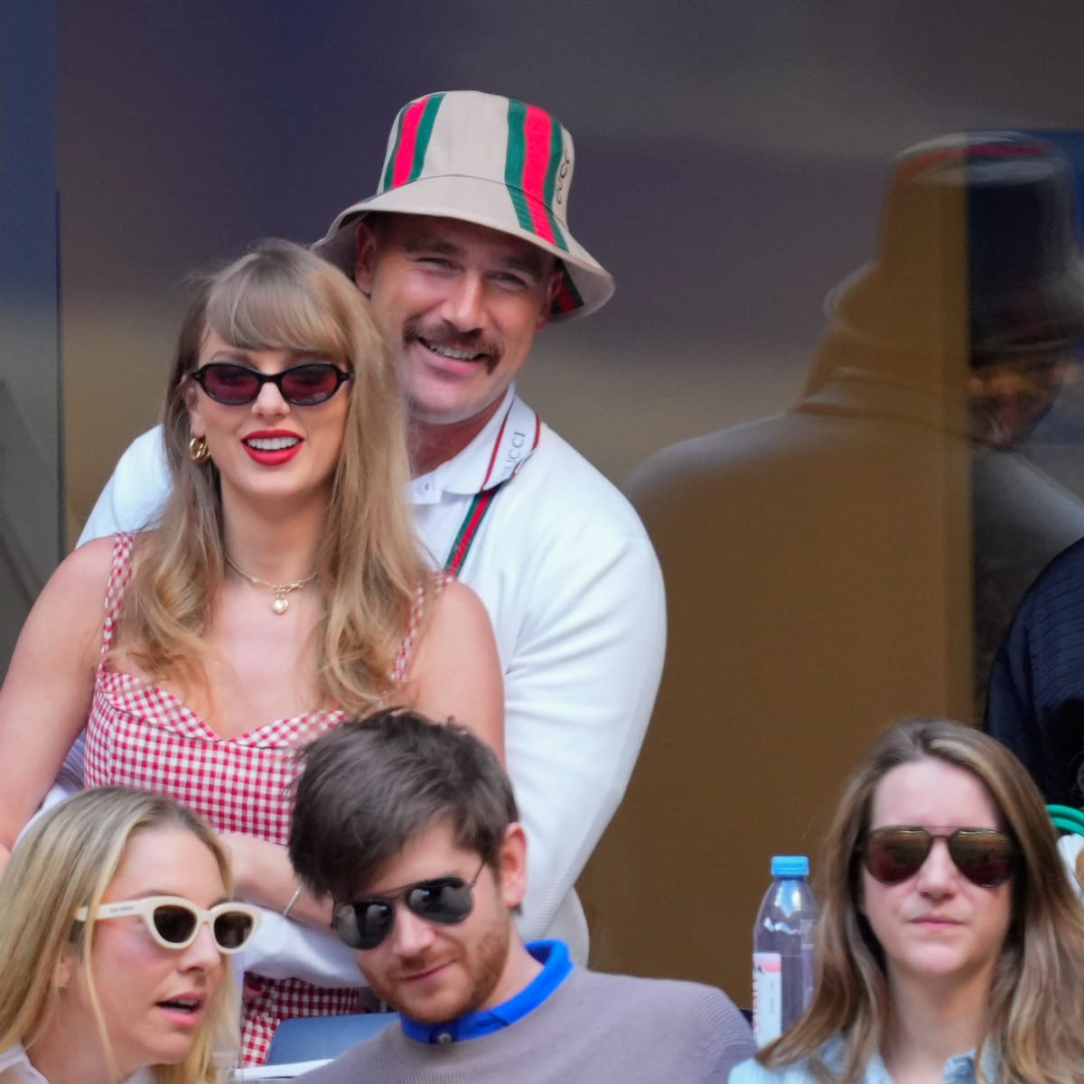 Taylor Swift invita a su boda a Steven J. Demetriou, presidente de la empresa que gestiona el mayor centro de detención del ICE