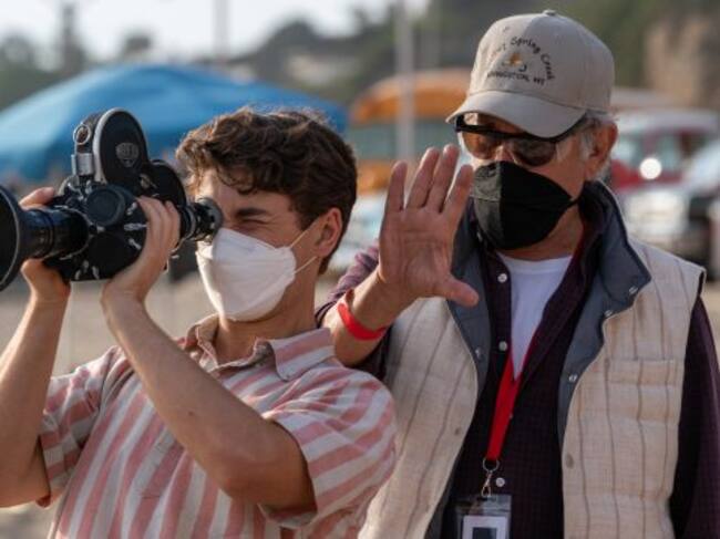 Spielberg dando instrucciones en el set de rodaje.