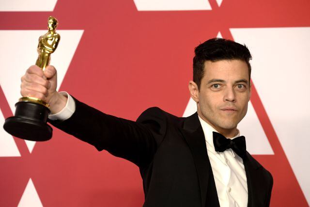 Rami Malek posa con su Oscar por su papel como Freddie Mercury en la gala en Hollywood, el 24 de febrero de 2019