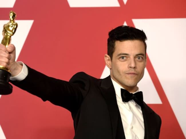 Rami Malek posa con su Oscar por su papel como Freddie Mercury en la gala en Hollywood, el 24 de febrero de 2019
