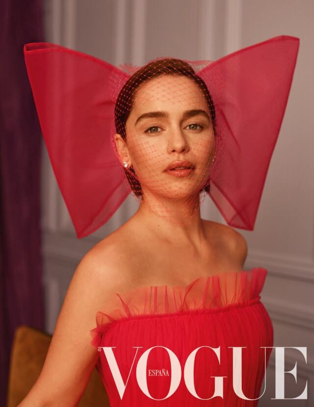 Clarke luce un vestido de Carolina Herrera New York, lazo de Sarah Sojol Millinery y pendientes de Norman Silverman, con estilismo de Simon Robins.