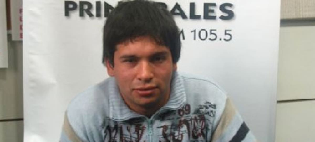 El ganador posa junto a su premio
