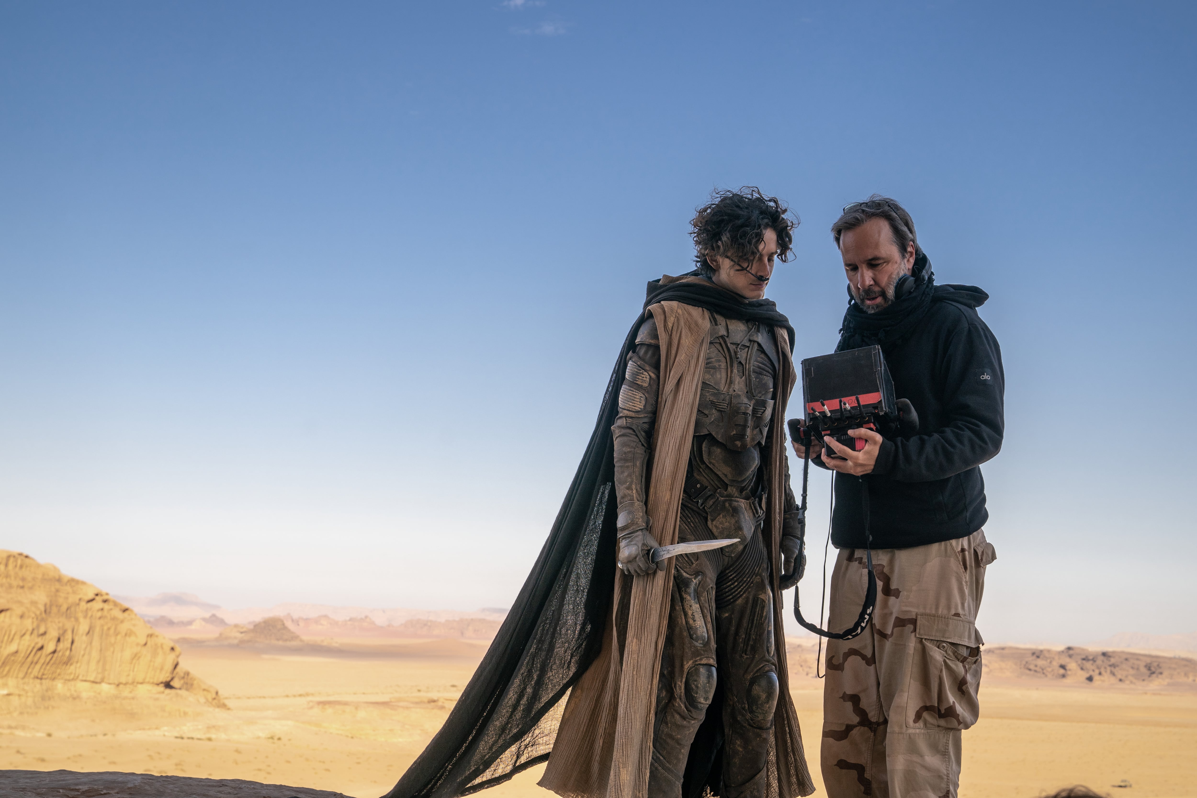 Timothée Chalamet y Denis Villeneuve en el set de rodaje de &#039;DUNE: Parte Dos&#039;. / Warner.