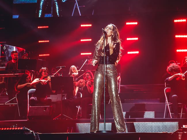 MADRID, ESPAÑA - 2 DE OCTUBRE: La cantante española Mónica Naranjo actúa en el escenario para celebrar el 25 aniversario de su primer álbum en el WiZink Center el 2 de octubre de 2019 en Madrid, España. (Foto de Javier Bragado/Redferns)