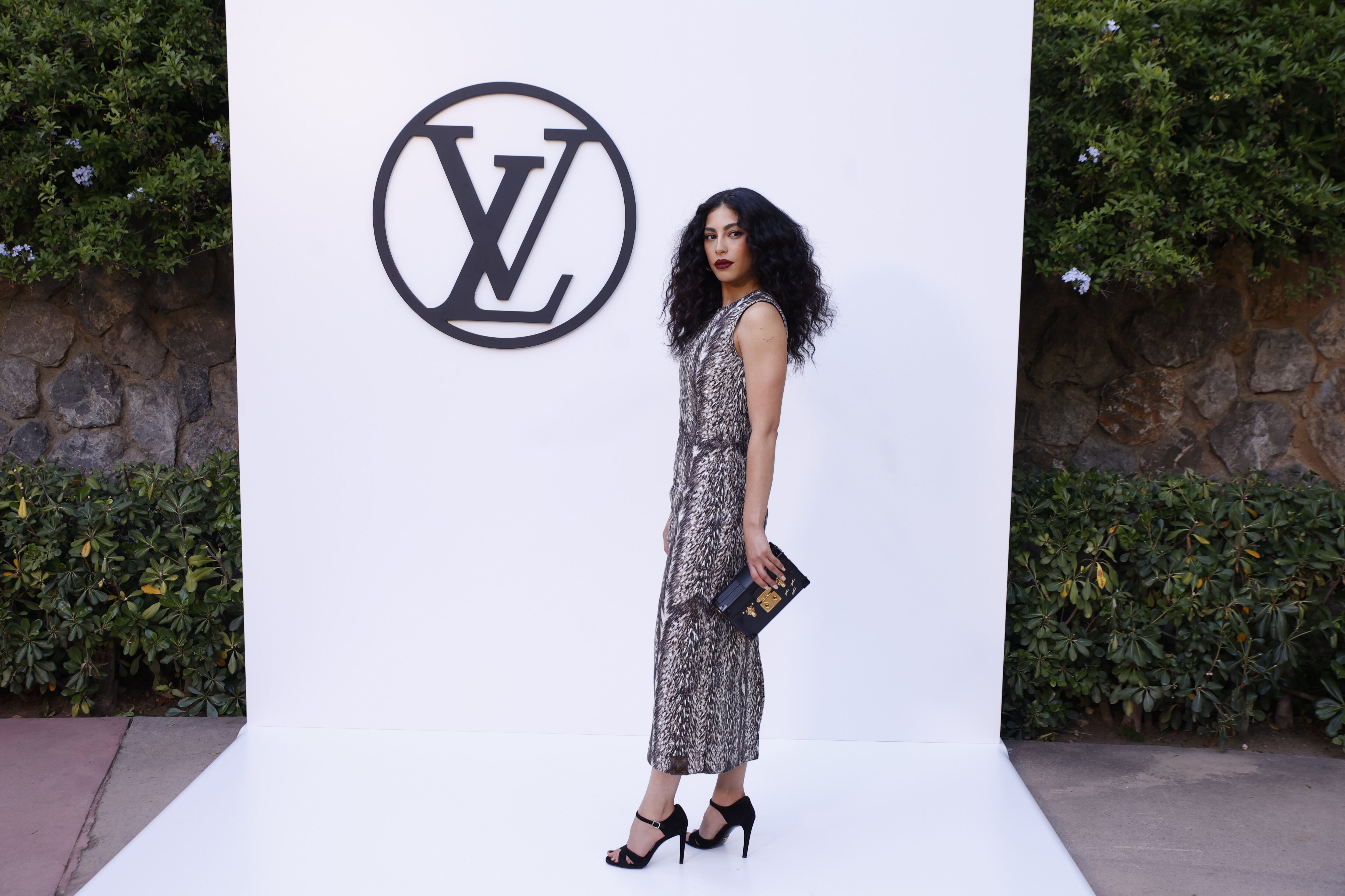 La actriz de ‘Élite’ apostó por el animal print más sofisticado con este vestido midi de estampado blanco y negro y bolso de mano con detalles dorados como complemento.