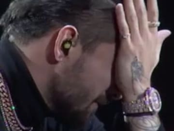 Maluma rompe en llanto durante concierto