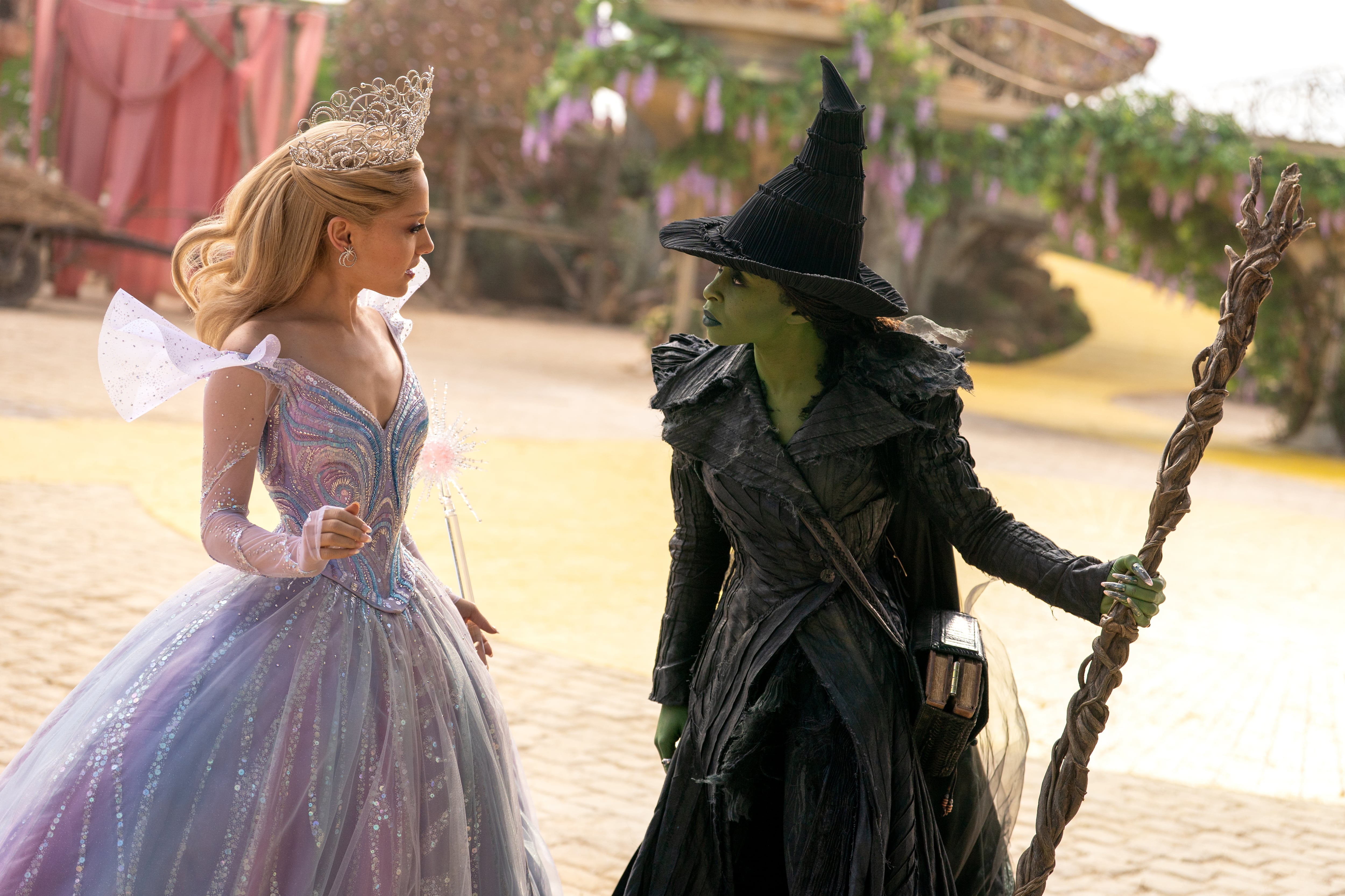 Ariana Grande como Glinda y Cynthia Erivo como Elphaba en &#039;WICKED Parte II&#039;.  / Universal Pictures