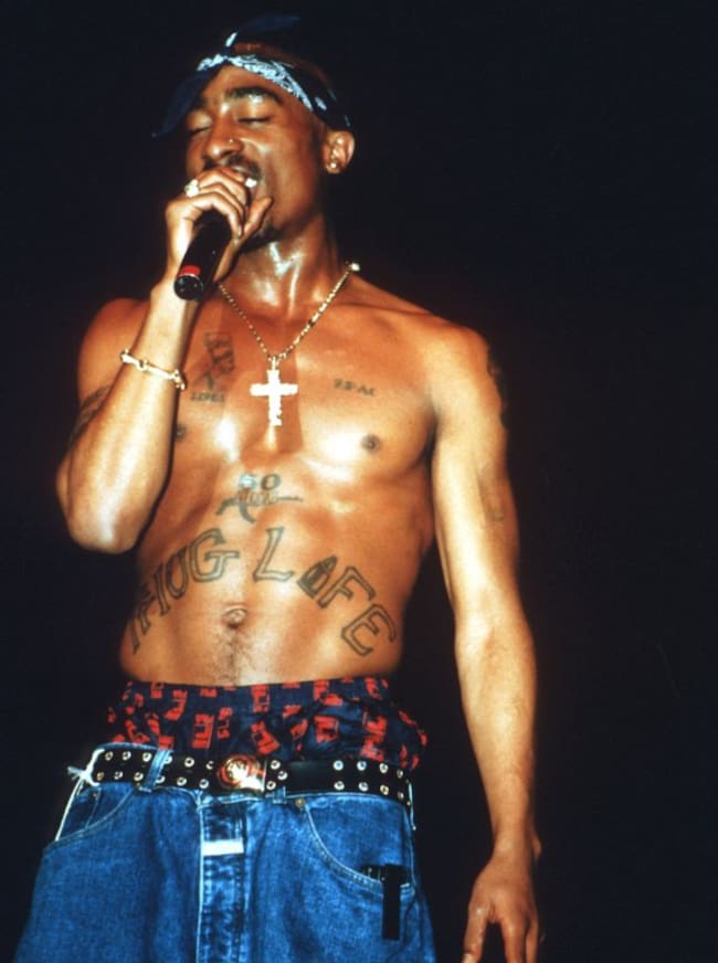 El rapero Tupac Shakur, durante un show en Chicago, Illinois, dos años antes de fallecer.