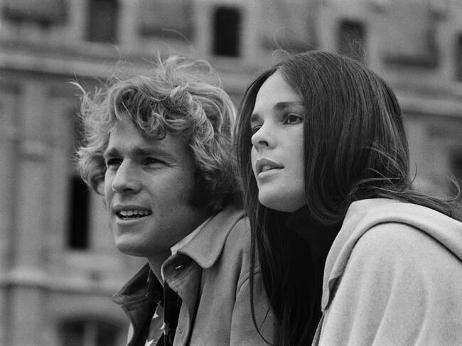Ryan O'Neal y Ali MacGraw promocionando la película 'Love Story'.