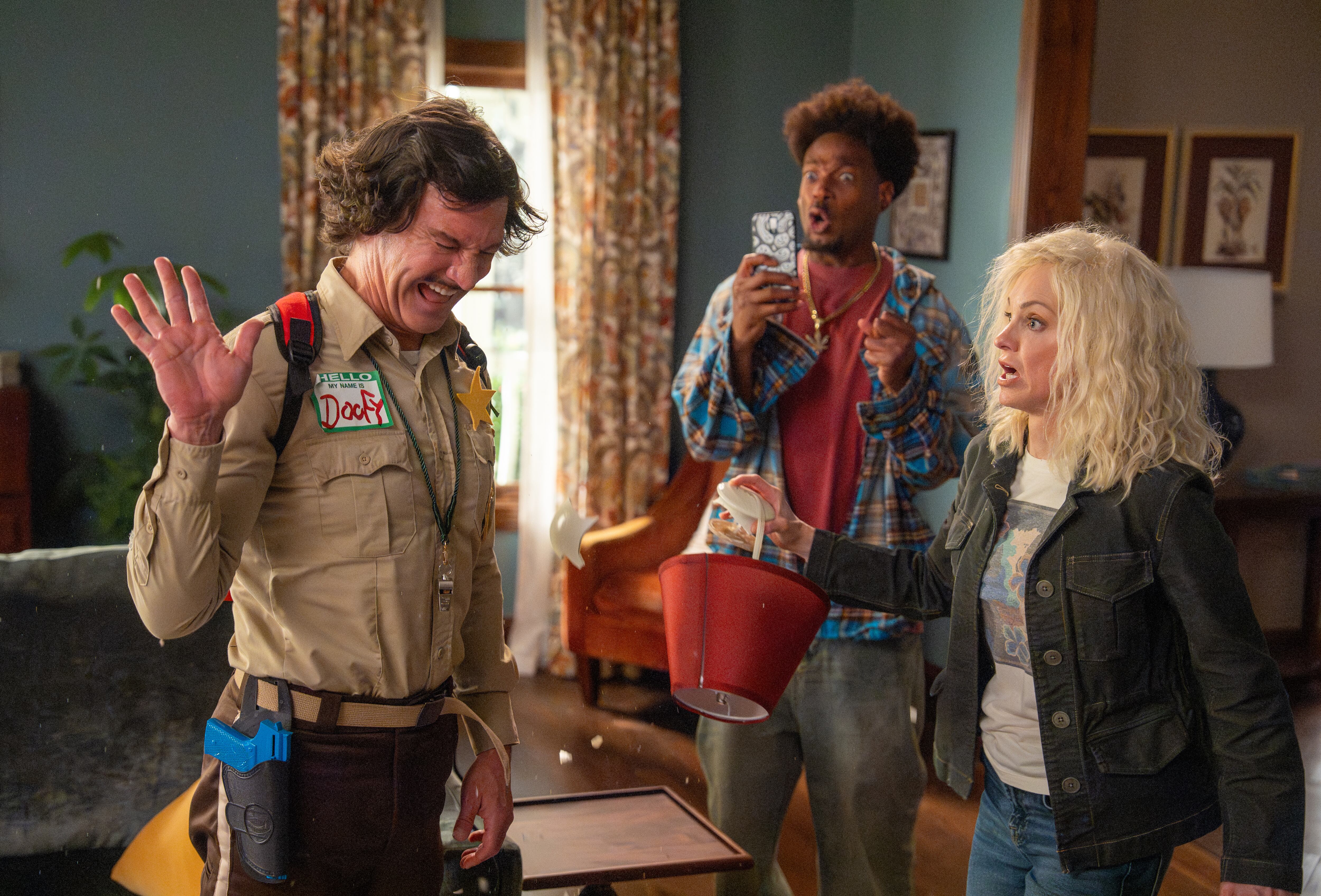Dave Sheridan como Doofy, Marlon Wayans como Shorty y Anna Faris como Cindy en 'Scary Movie'. / Paramount Pictures