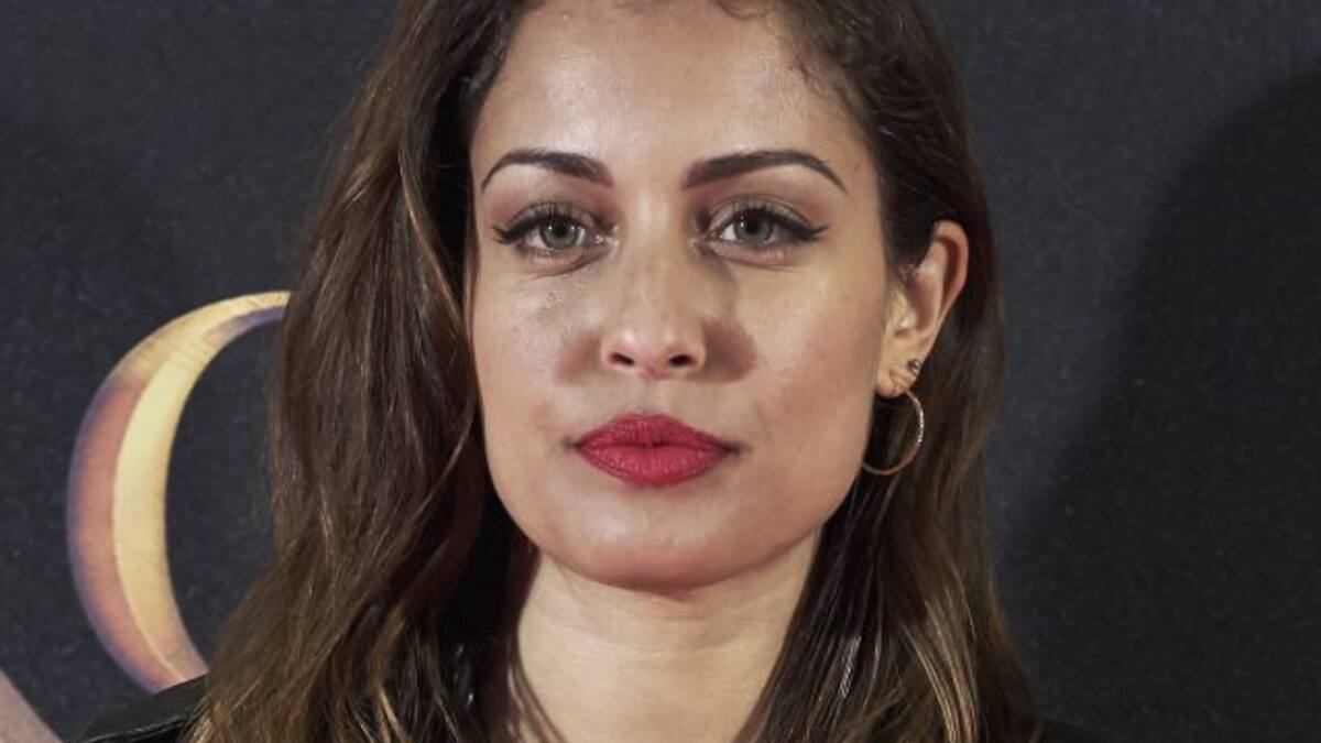 Hiba Abouk desafía al frío invernal quitándose la ropa