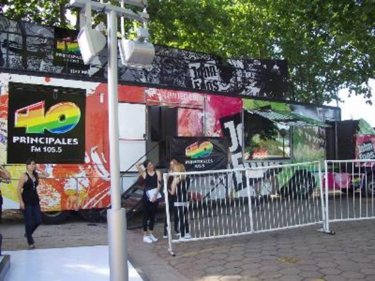 Camión 40 Principales y John Foos en el show The Black Eyed Peas