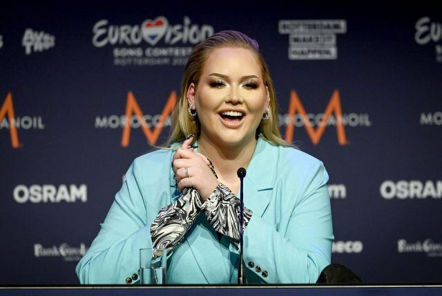 Nikkie en la rueda de prensa de Eurovisión 2021