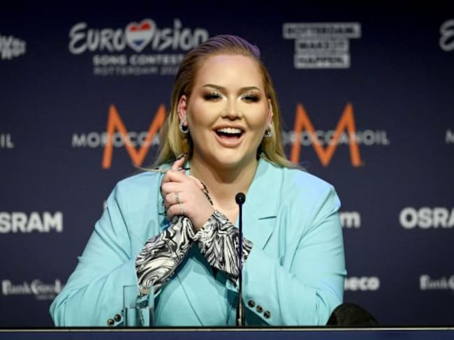 Nikkie en la rueda de prensa de Eurovisión 2021