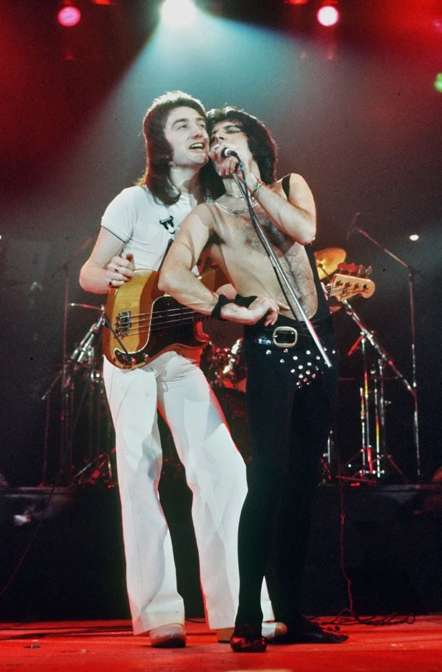 John Deacon y Freddie Mercury, en un concierto de Queen de 1977.