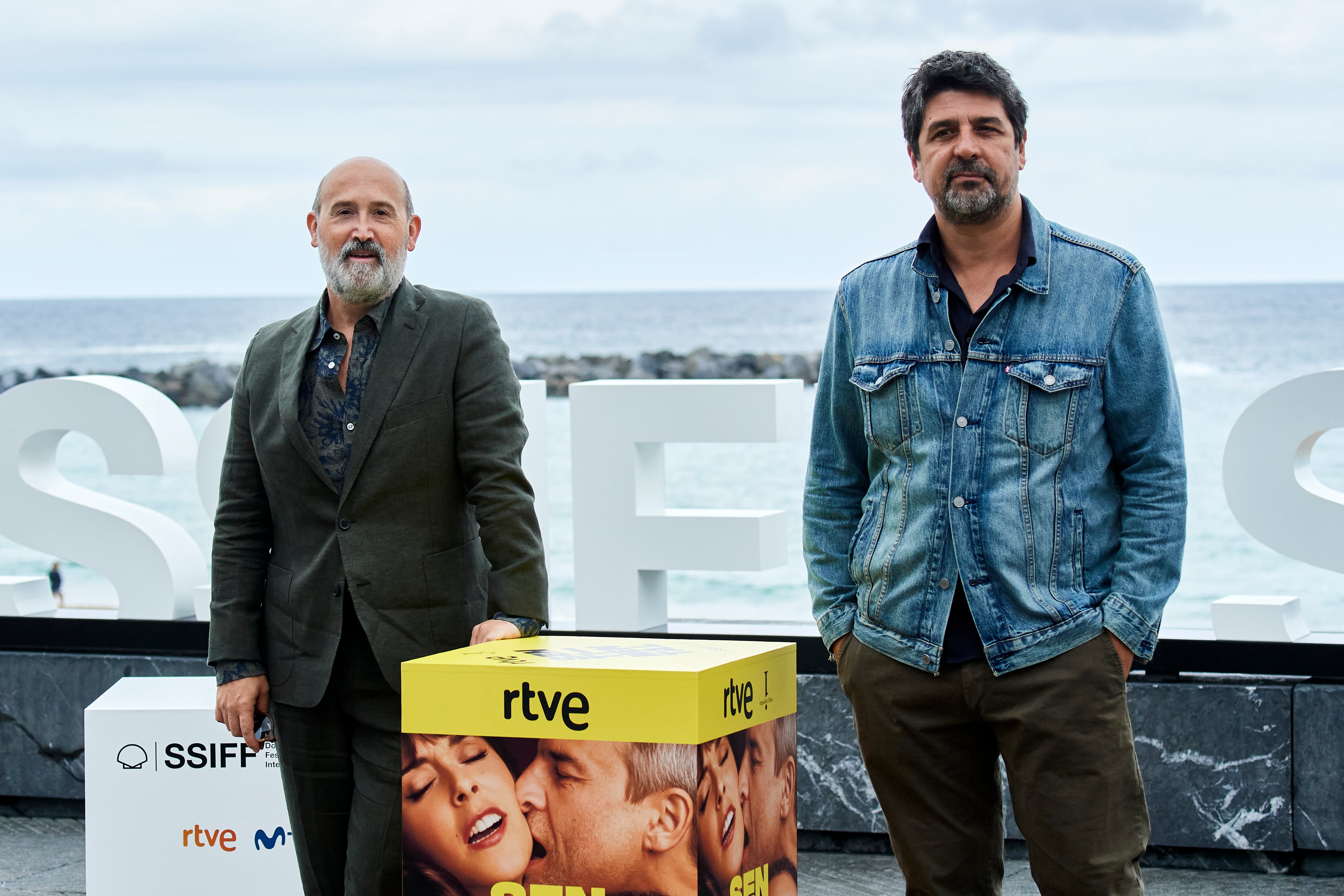 Javier Cámara y Cesc Gay en el photocall de 'Sentimental' en su paso por el Festival de San Sebastián en 2020. / Carlos Alvarez/Getty