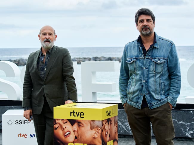 Javier Cámara y Cesc Gay en el photocall de 'Sentimental' en su paso por el Festival de San Sebastián en 2020. / Carlos Alvarez/Getty