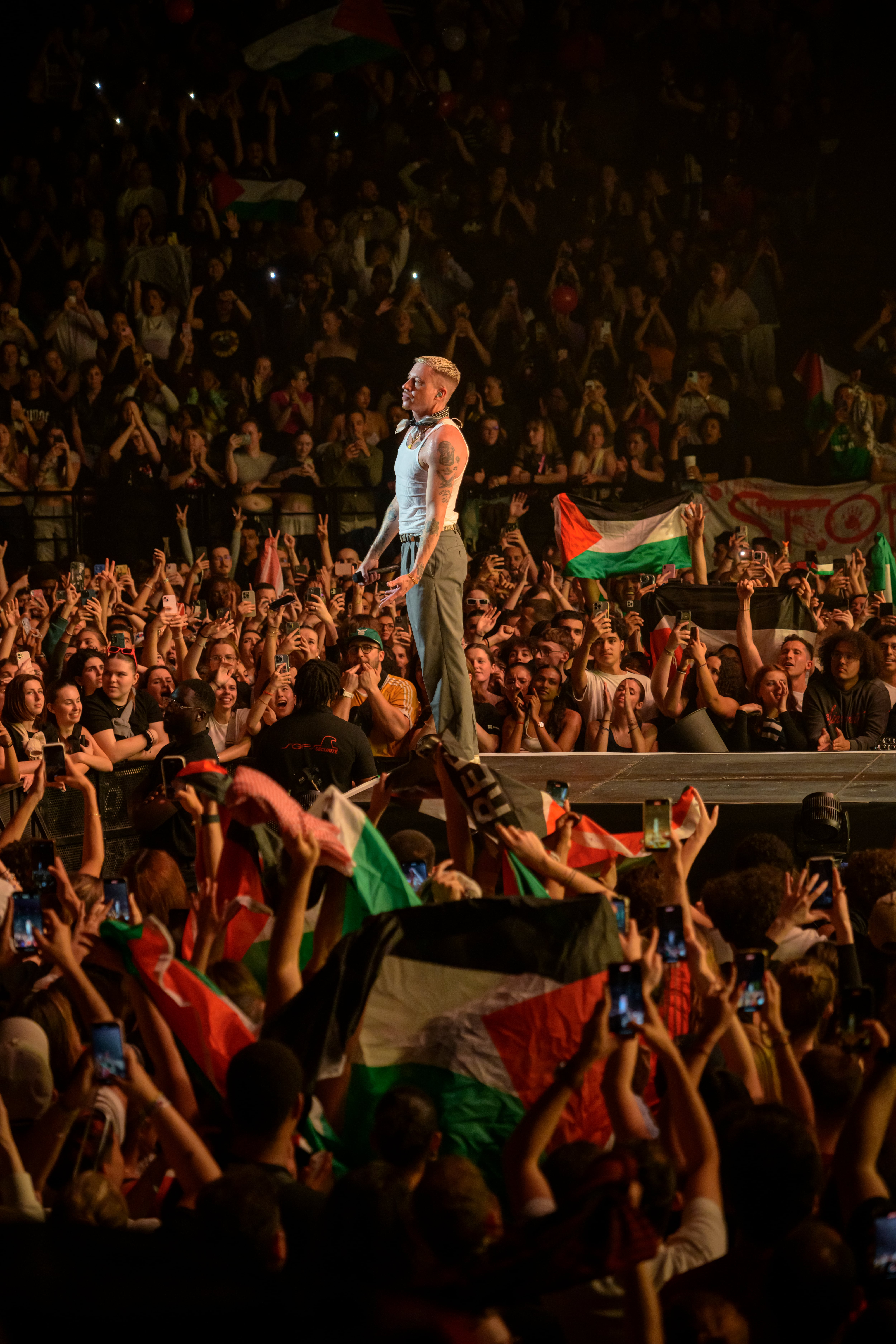 Macklemore durante un concierto en París en el Accor Arena, 2024