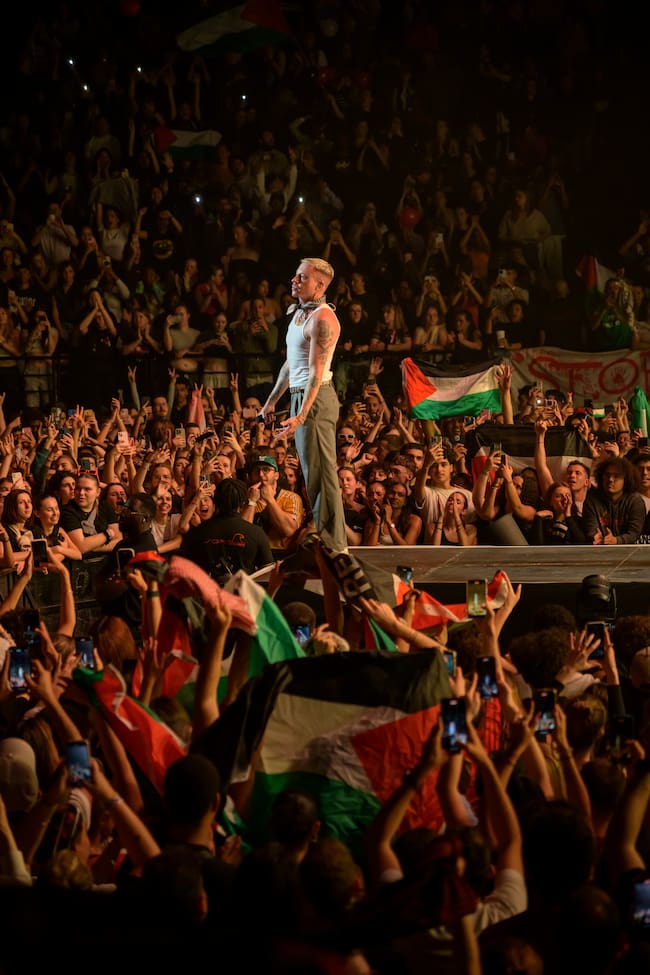 Macklemore durante un concierto en París en el Accor Arena, 2024