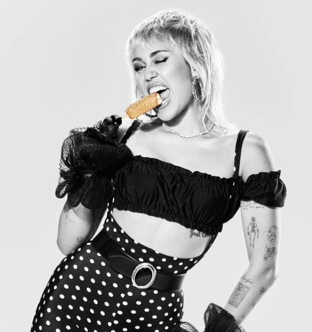 Miley Cyrus nos muestra sus capas en su colaboración con Magnum