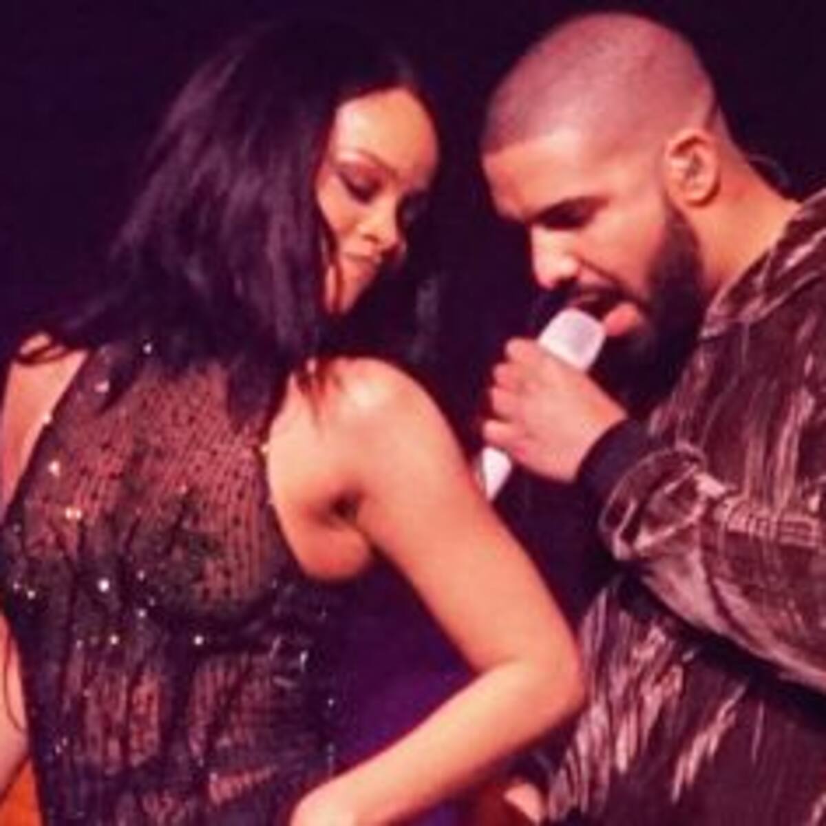 Rihanna besó a Drake arriba del escenario