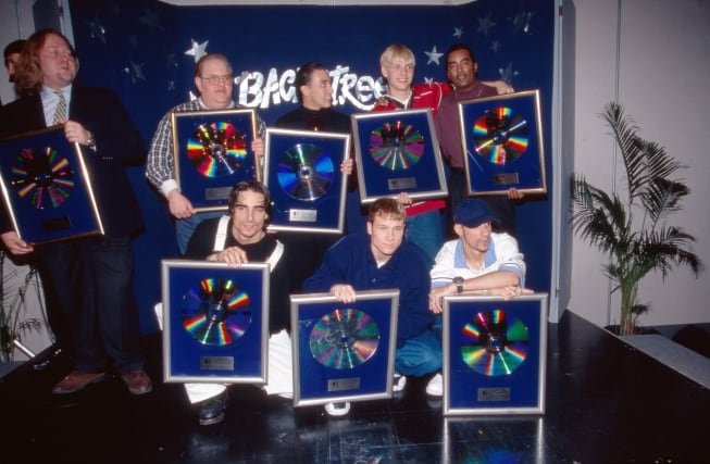 Los chicos de la boyband posan con sus discos de platino